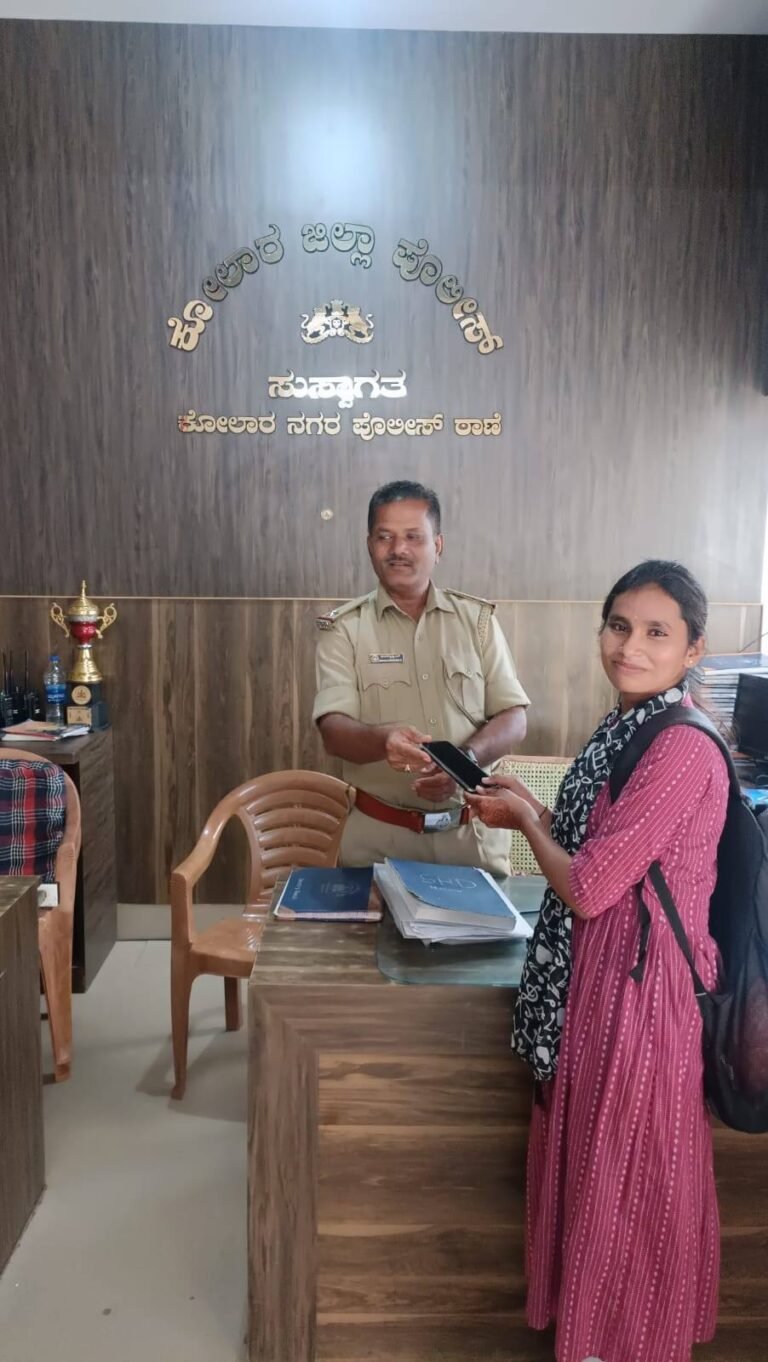 ಕೋಲಾರ ಪೋಲೀಸರಿಂದ : ಕಳೆದುಕೊಂಡ ಮೊಬೈಲ್‌ಗಳು ಮಾಲೀಕರಿಗೆ ವಾಪಸ್