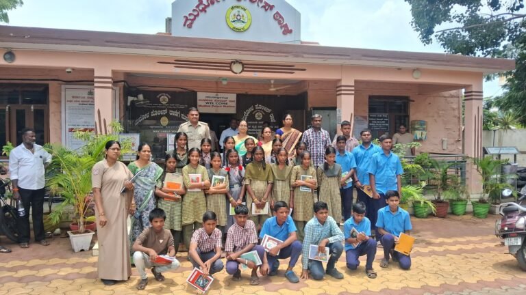ಮುಧೋಳ ಪೊಲೀಸರಿಂದ ವಿದ್ಯಾರ್ಥಿಗಳಿಗೆ ಕಾನೂನು ಜಾಗೃತಿ ಕಾರ್ಯಕ್ರಮ