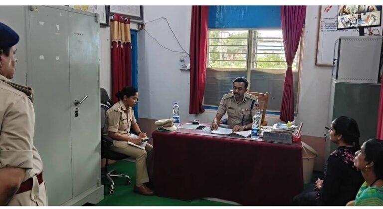ಮಾನ್ಯ ಪೊಲೀಸ್ ಆಯುಕ್ತರು ಡಾ|| ಶರಣಪ್ಪ ಎಸ್,ಡಿ IPS ರವರು ಮಹಿಳಾ ಪೊಲೀಸ್ ಠಾಣೆಗೆ ಭೇಟಿ ನೀಡಿದ ಕ್ಷಣ.