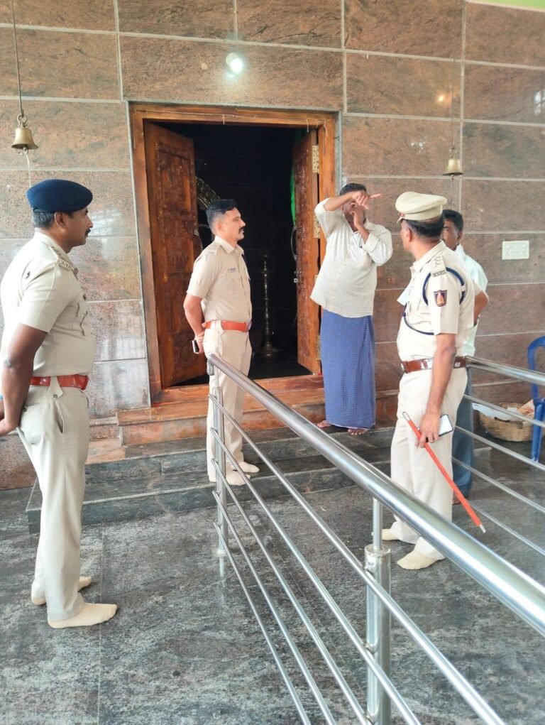 ದೇವಸ್ಥಾನಗಳಲ್ಲಿ ಕಳ್ಳತನ ನಡೆದ ಸ್ಥಳ ಪರಿಶೀಲಿಸಿದ ಪೊಲೀಸ್‌ ಅಧೀಕ್ಷಕರು