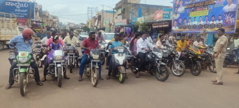 ಬಾದಾಮಿ ಪೊಲೀಸರಿಂದ ಹೆಲ್ಮೆಟ್ ಕುರಿತು ಜಾಗೃತಿ ಮೂಡಿಸಲಾಯಿತು