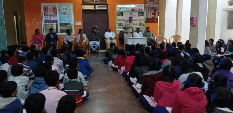 ಮೊರಾರ್ಜಿ ದೇಸಾಯಿ ವಸತಿ ಶಾಲಾ ವಿದ್ಯಾರ್ಥಿಗಳಿಗೆ ಮಾದಕ ವ್ಯಸನ, ಸೈಬರ್ ಅಪರಾಧ ಮತ್ತು ರಸ್ತೆ ಸುರಕ್ಷತೆ ಬಗ್ಗೆ ಪೊಲೀಸರ ಜಾಗೃತಿ ಕಾರ್ಯಕ್ರಮ