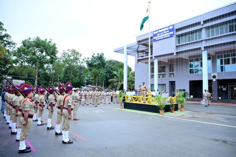 79 ನೇ ಸ್ವಾತಂತ್ರೋತ್ಸವದ ಅಂಗವಾಗಿ ದಾವಣಗೆರೆಯಲ್ಲಿ ದ್ವಜಾರೋಹಣ