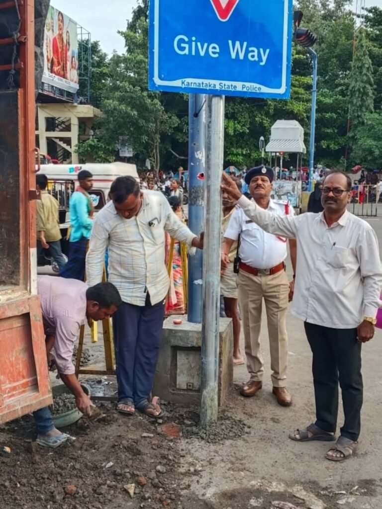 ದಿನಾಂಕ:11.08.2025 ರಂದು ಸಂಚಾರಿ ಪೊಲೀಸ್ ಠಾಣೆಯ ಅಧಿಕಾರಿ ಮತ್ತು ಸಿಬ್ಬಂದಿಯವರು ನಗರದ ವಿವಿಧ ಕಡೆಗಳಲ್ಲಿ ಸೈನ್ ಬೋರ್ಡಗಳನ್ನು ಅಳವಡಿಸಲಾಯಿತು.