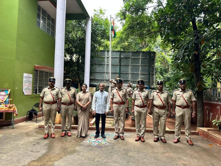 ನಂದಿನಿ ಲೇಔಟ್ ಪೊಲೀಸ್ಎ ಸ್ಟೇಷನ್ ಬೆಂಗಳೂರು ಎಲ್ಲರಿಗೂ 79ನೇ ಸ್ವಾತಂತ್ರ್ಯ ದಿನಾಚರಣೆಯ ಶುಭಾಶಯಗಳು