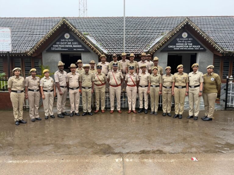 ನಾಡಿನ ಸಮಸ್ತ ಜನತೆಗೆ ಮಡಿಕೇರಿ ನಗರ ಪೊಲೀಸ್ ಠಾಣೆ ವತಿಯಿಂದ 79 ನೇ ಸ್ವಾತಂತ್ರೋತ್ಸವದ ಹಾರ್ದಿಕ ಶುಭಾಶಯಗಳು