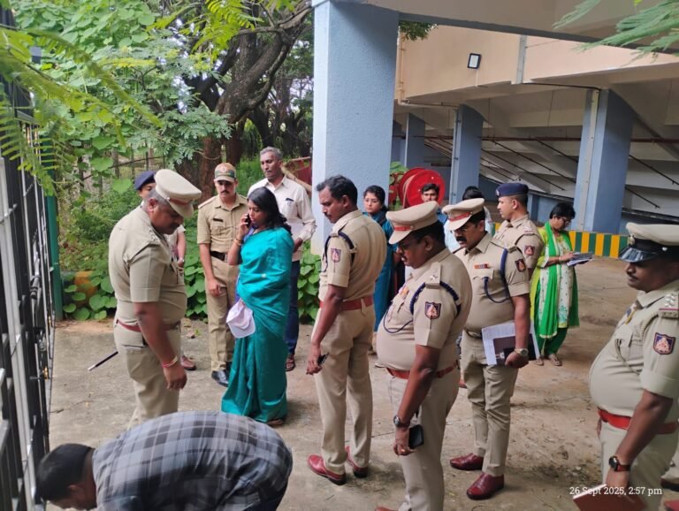 ತುಮಕೂರು ದಸರಾ-2025ರ ಪ್ರಯುಕ್ತ ಪಂಜಿನ ಕವಾಯತು ನಡೆಯುವ ಎಂ.ಜಿ ಸ್ಟೇಡಿಯಂ ಸ್ಥಳದ ಪರಿಶೀಲನೆ