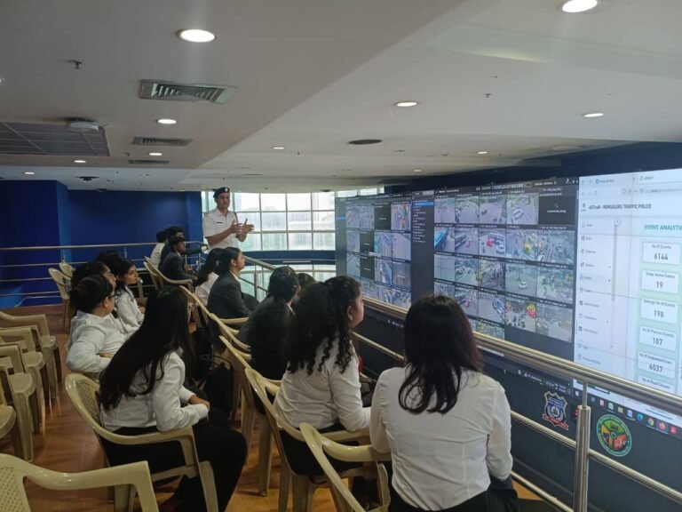 ಸಂಚಾರ ಜಾಗೃತಿ ಮತ್ತು ಸುರಕ್ಷತಾ ನಿಯಮಗಳ ಮೇಲೆ ಕೇಂದ್ರೀಕರಿಸಿ ಸುಗಮ ಸಂಚಾರ ಮತ್ತು ರಸ್ತೆ ಸುರಕ್ಷತೆಯ ಬಗ್ಗೆ ಅರಿವು ಮೂಡಿಸುವ ಗುರಿಯೊಂದಿಗೆ ಸಂಚಾರ ನಿರ್ವಹಣಾ ಕೇಂದ್ರದಲ್ಲಿ ರಾಮಯ್ಯ ಇನ್ಸ್ಟಿಟ್ಯೂಟ್ ಆಫ್ ಮ್ಯಾನೇಜ್ಮೆಂಟ್ ಕಾಲೇಜ್ ನ ವಿದ್ಯಾರ್ಥಿಗಳಿಗೆ ಉಪನ್ಯಾಸ ನೀಡಿದರು.