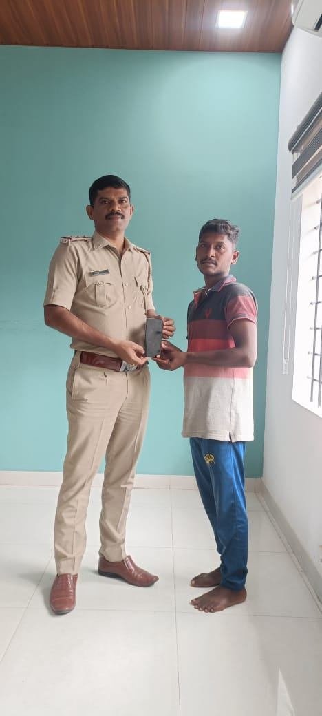 ಕಳೆದುಕೊಂಡಿದ್ದ ಮೊಬೈಲ್ ಗಳನ್ನು ಮರಳಿ ವಾರಸುದಾರರಿಗೆ ಒಪ್ಪಿಸಿದ ಕಂಪ್ಲಿ ಪೊಲೀಸರು