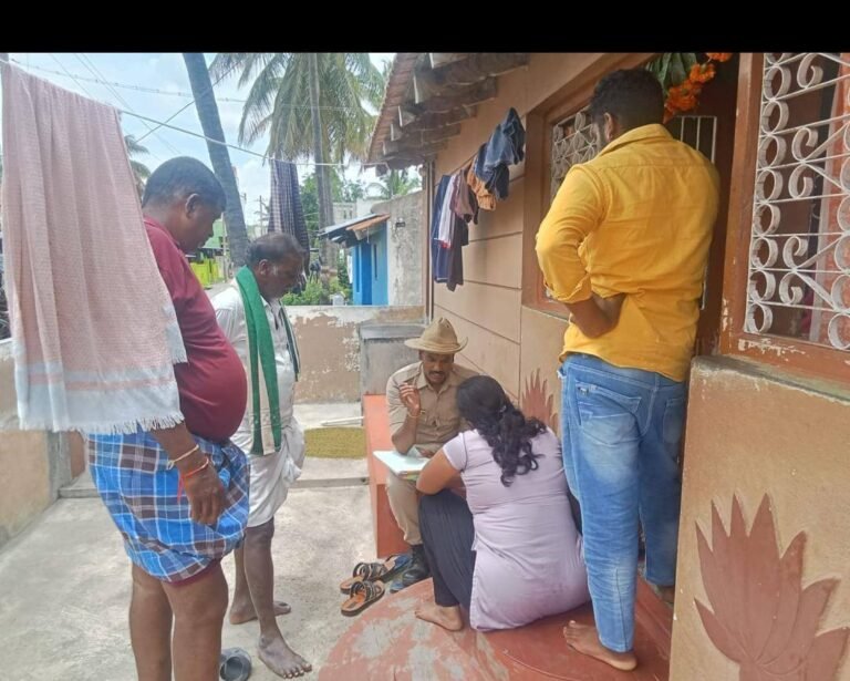 ಕವಲಂದೆ ಪೊಲೀಸ್ ಠಾಣಾ ವ್ಯಾಪ್ತಿಯ ವಿವಿಧ ಗ್ರಾಮಗಳಿಗೆ ಭೇಟಿ ನೀಡಿ ಮನೆ ಮನೆಗೆ ಪೊಲೀಸ್ ಕಾರ್ಯಕ್ರಮವನ್ನು ಹಮ್ಮಿಕೊಂಡು ಸಾರ್ವಜನಿಕರ ಸಮಸ್ಯೆಯನ್ನು ಆಲಿಸಲಾಯಿತು.