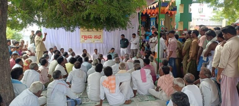 ಸಿಂದುವಾಳ ಗ್ರಾಮದಲ್ಲಿ ಗ್ರಾಮಸಭೆ ನಡೆಸಿ ಸಾರ್ವಜನಿಕರ ಕುಂದು ಕೊರತೆಯನ್ನು ಆಲಿಸಲಾಯಿತು.