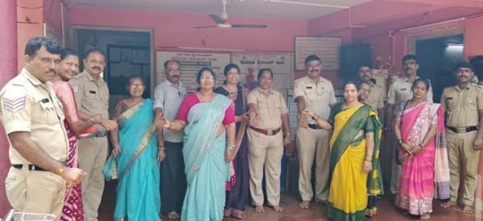 ಪೊಲೀಸ್ ಠಾಣೆಯಲ್ಲಿ ರಕ್ಷಾಬಂಧನ – ಕರ್ತವ್ಯದ ನಡುವೆ ಭಾವನೆಯ ಹಬ್ಬ